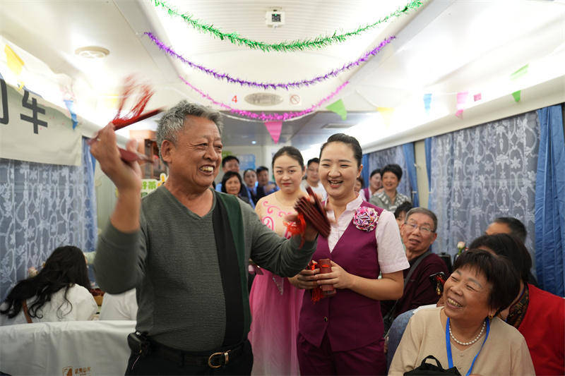 赣闽首趟银发旅游专列入闽 182名旅客开启慢节奏康养文化之旅