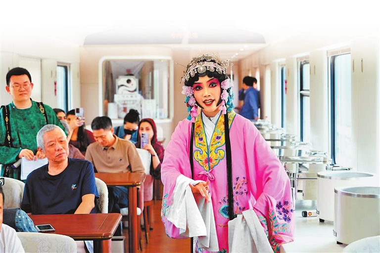 行李不用搬 “酒店”跟着跑 银发专列：助力老“游”所乐