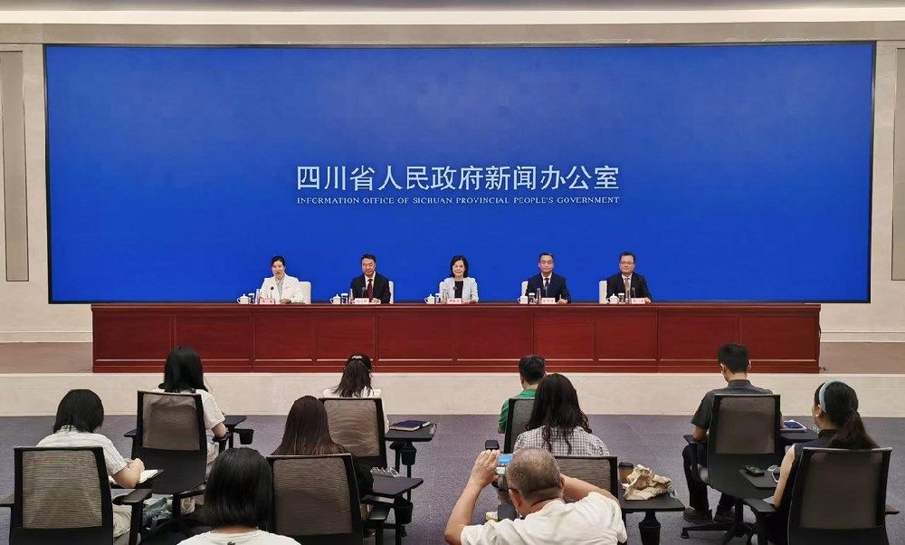 熊猫专列”开启银发旅游新时代 到2027年将开行200列